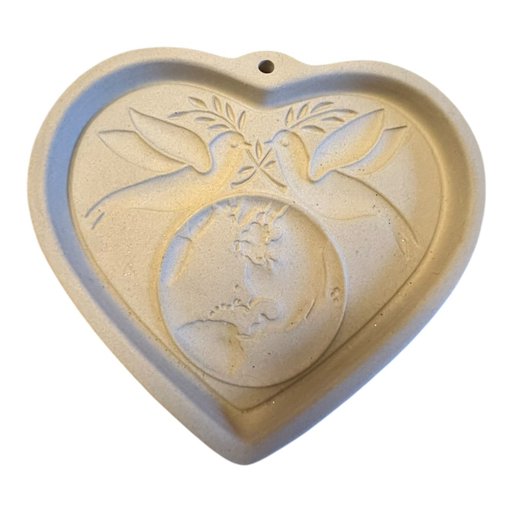 Pampered Chef “Peace on Earth” Heart Mold – Family Heritage Stoneware (2002)